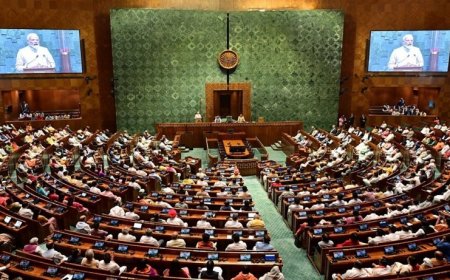 शीतकालीन सत्र की ठंडी हवाओं में गरमाई, लोकसभा-राज्यसभा में संसदीय बहसों का आज से हो रहा आगाज, 14 विधेयकों से सुधारों की बौछार, विपक्ष SIR पर अड़ा। 