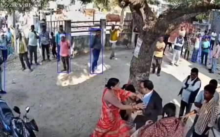 मऊ में SDM पर महिलाओं का हमला- पुलिस के सामने SDM का कॉलर पकड़ा, इंटरलॉकिंग निर्माण के विरोध में भारी हंगामा। 