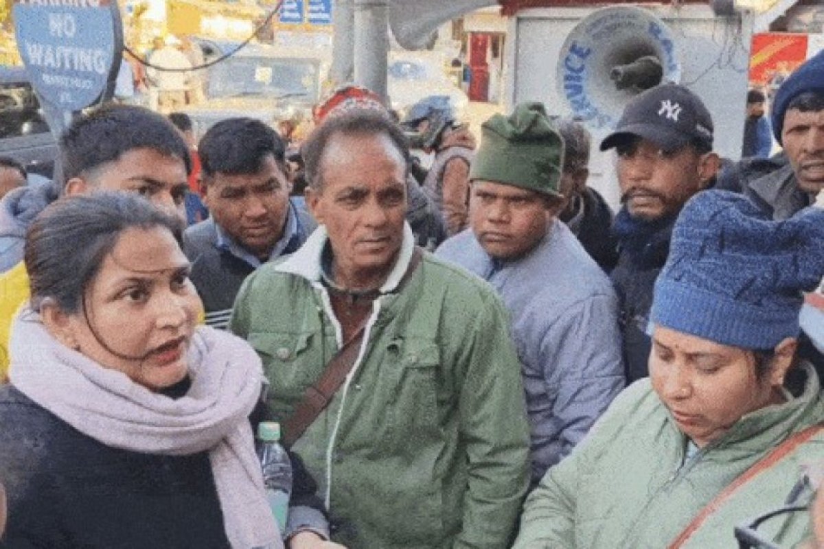 नए साल का जश्न छोड़ पत्नी को धोखा देकर गर्लफ्रेंड के साथ नैनीताल पहुंचा शख्स, चार दिनों की तलाश के बाद पत्नी ने पकड़ा। 