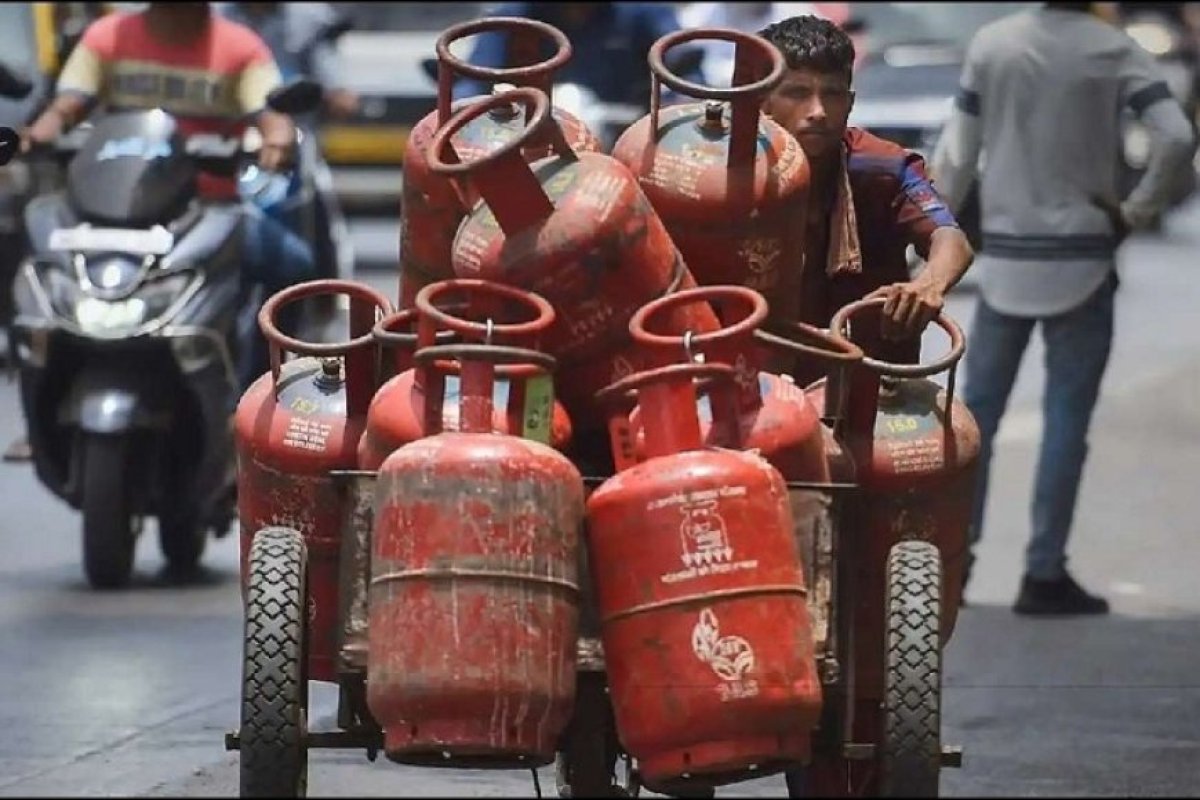 नए साल की शुरुआत में कॉमर्शियल LPG सिलेंडर के दामों में 111 रुपये की बढ़ोतरी, घरेलू सिलेंडर की कीमतें अपरिवर्तित। 