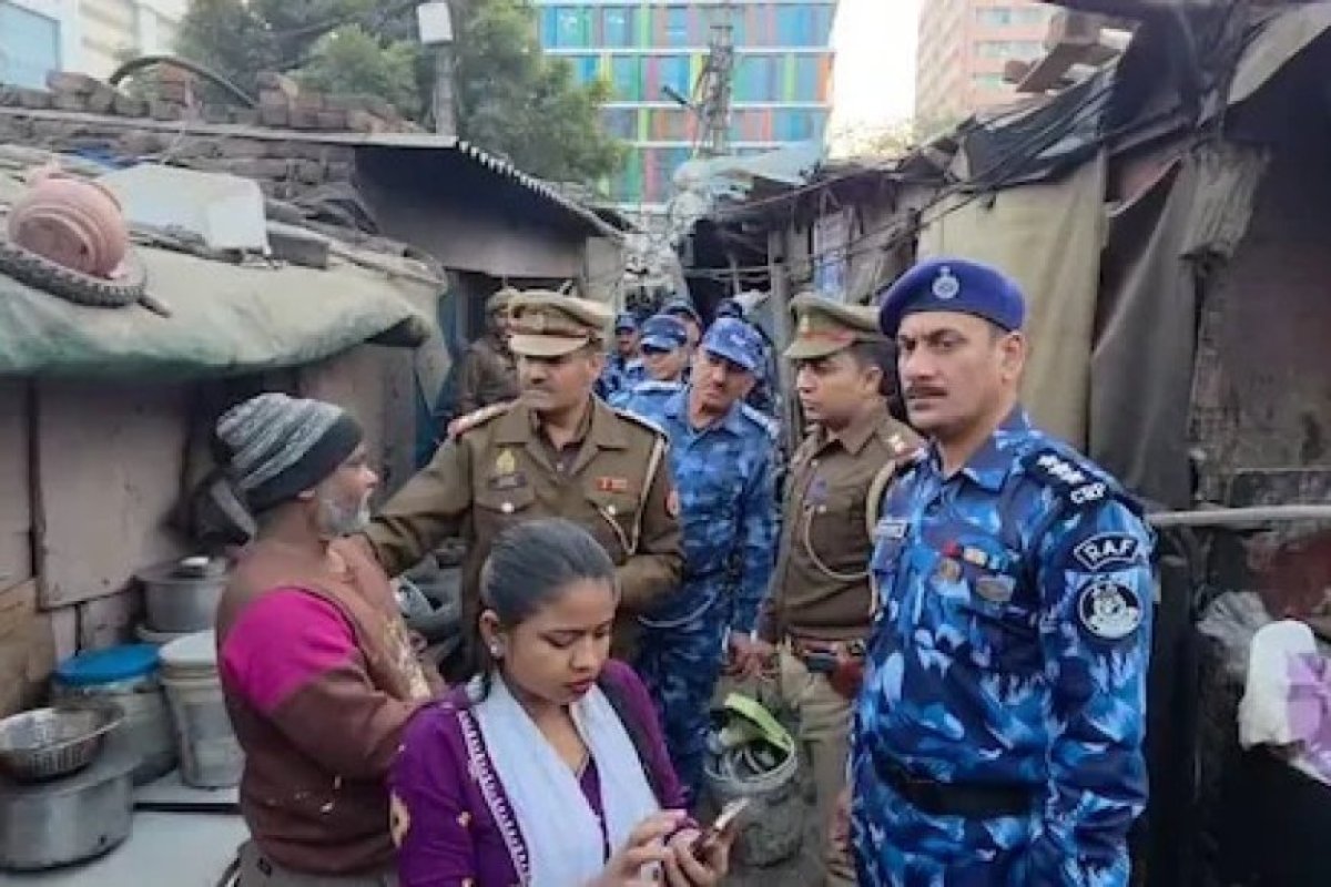 गाजियाबाद में कौशांबी पुलिस की नागरिकता जांच: पीठ पर मोबाइल रखकर एसएचओ ने व्यक्ति को बांग्लादेशी बताया, वीडियो वायरल।