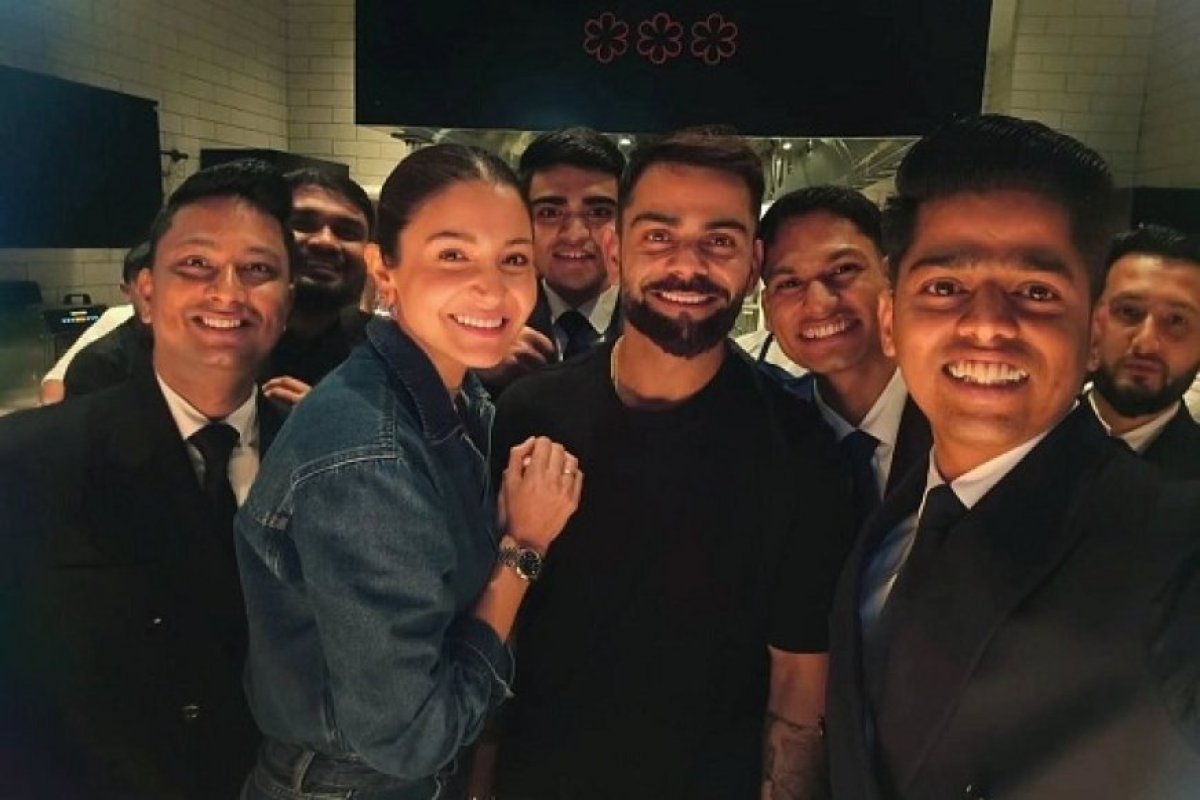 विराट कोहली और अनुष्का शर्मा ने दुबई में होटल स्टाफ के साथ मुस्कुराते हुए तस्वीरें खिंचवाईं, न्यू ईयर सेलिब्रेशन की झलकियां वायरल। 