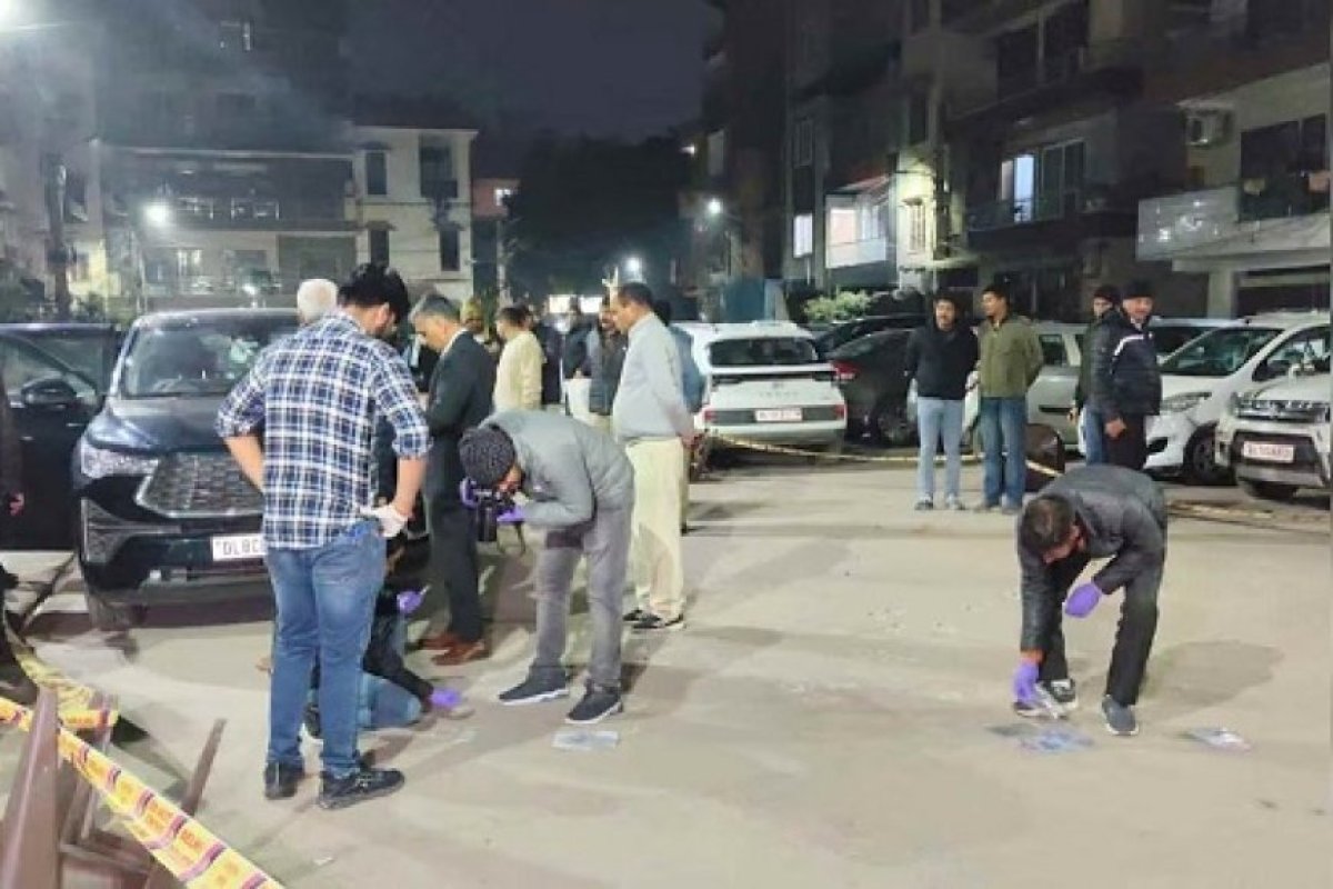 विदेश से मांगी रंगदारी के लिए प्रॉपर्टी डीलर की कार पर ताबड़तोड़ फायरिंग, 20 से 30 राउंड गोलियां चलाईं।