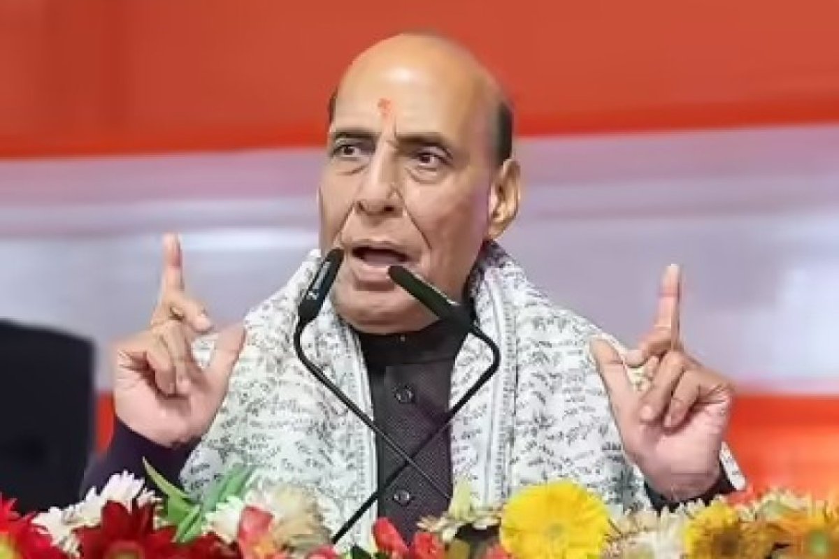 'डिग्री हाथ में और जेब में RDX....', रक्षामंत्री राजनाथ सिंह ने 'व्हाइट कॉलर टेररिज्म' को देश के लिए खतरे की घंटी बताया। 