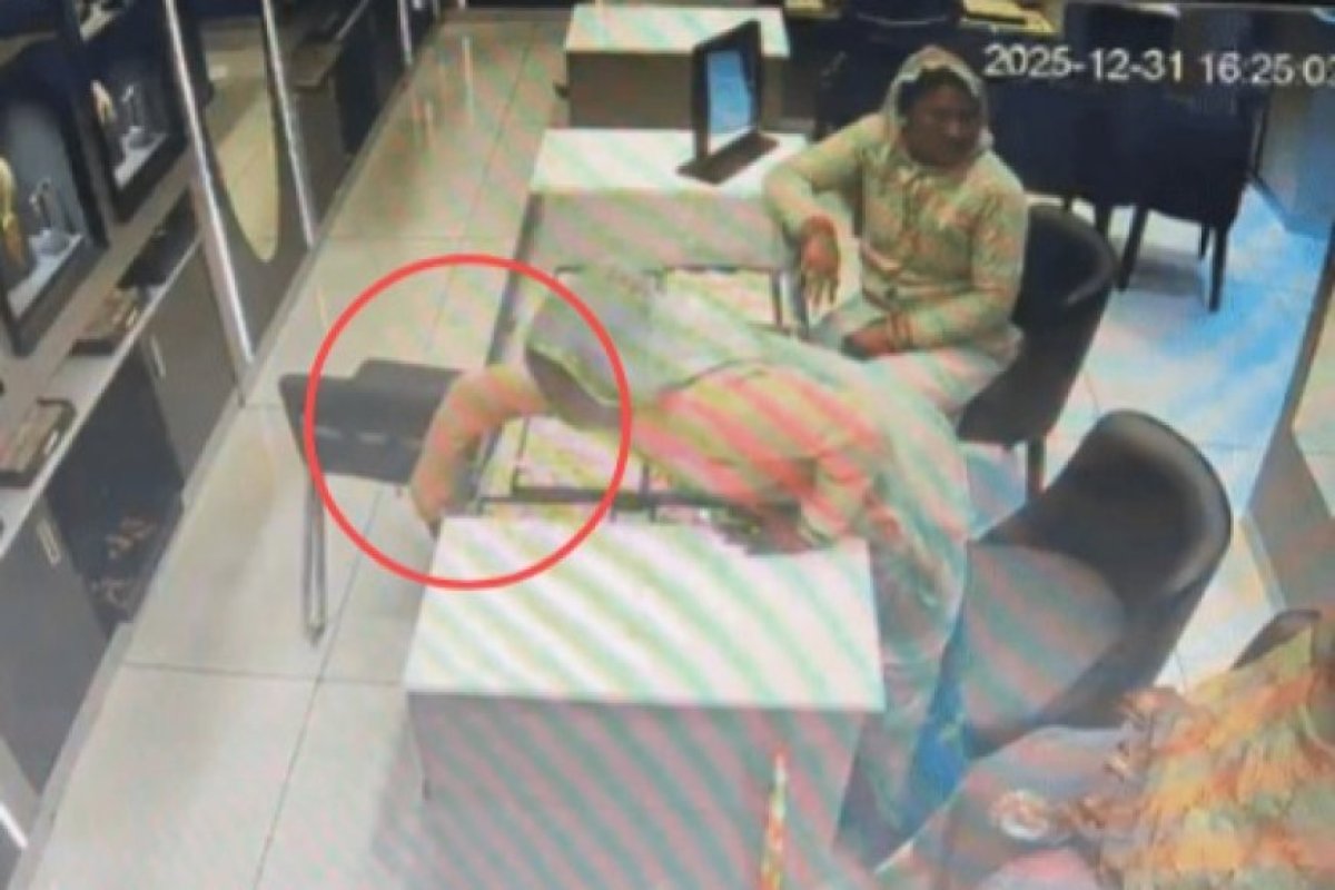 खरीदारी के बहाने शोरूम में आई कुछ महिलाओं ने 14 लाख के सोने के गहनों की चोरी की।
