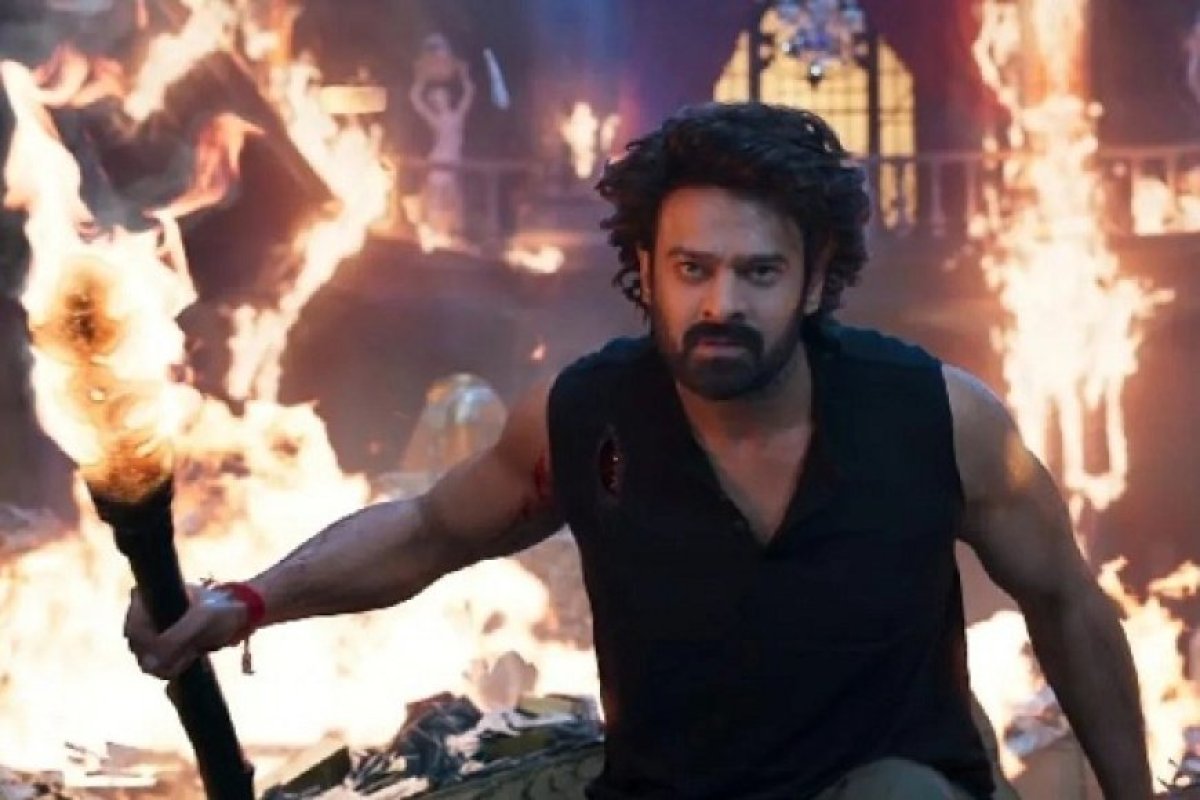 ओडिशा के अशोक थिएटर में 'द राजा साब' स्क्रीनिंग के दौरान फैंस ने कंफेटी जलाकर लगाई आग, त्वरित कार्रवाई से टला बड़ा हादसा।