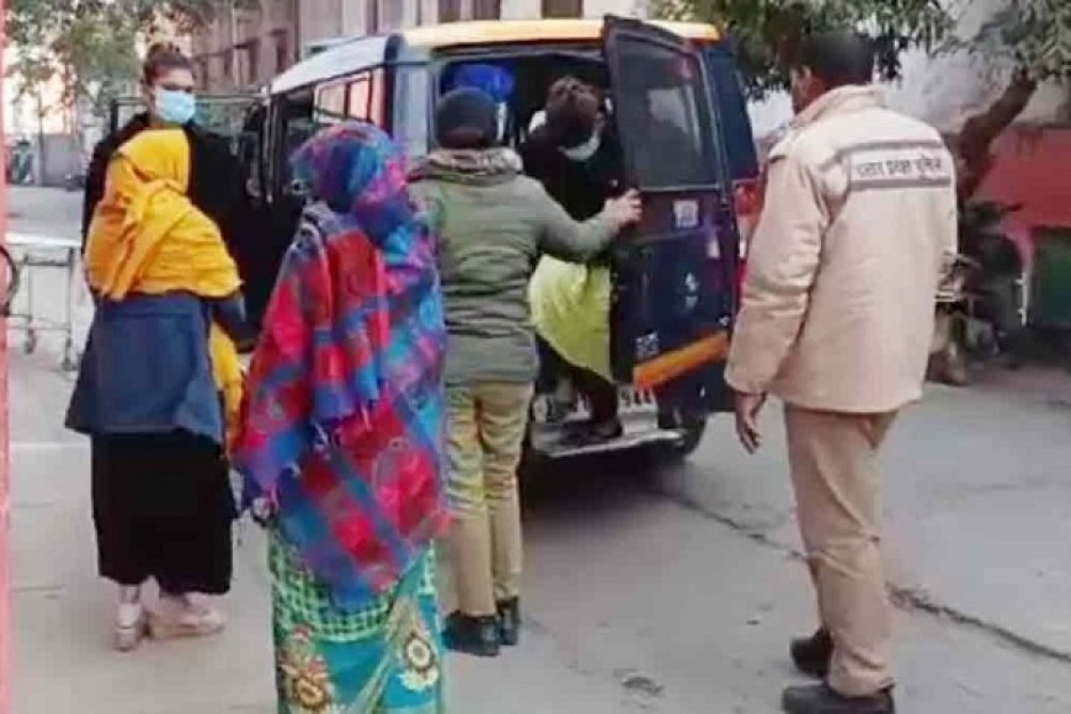 अलीगढ़ में अंतरराज्यीय सेक्स रैकेट का पर्दाफाश, 15 युवक युवतियां गिरफ्त में, आपत्तिजनक सामग्री के साथ नगदी वाहन जब्त।