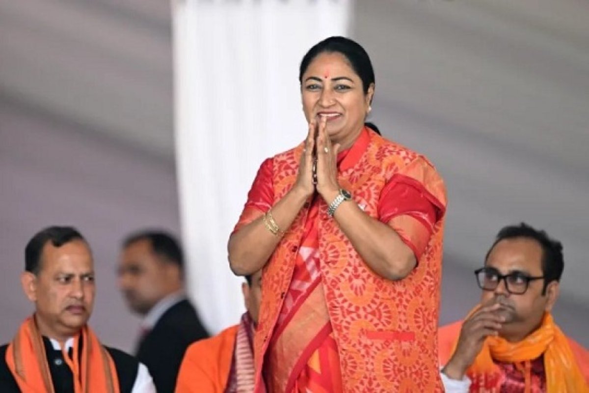 दिल्ली में प्रदूषण नियंत्रण के लिए मुख्यमंत्री रेखा गुप्ता की नई रणनीति: सड़कों से गड्ढे हटाने, मशीन से सफाई और नालियों की सफाई पर जोर।