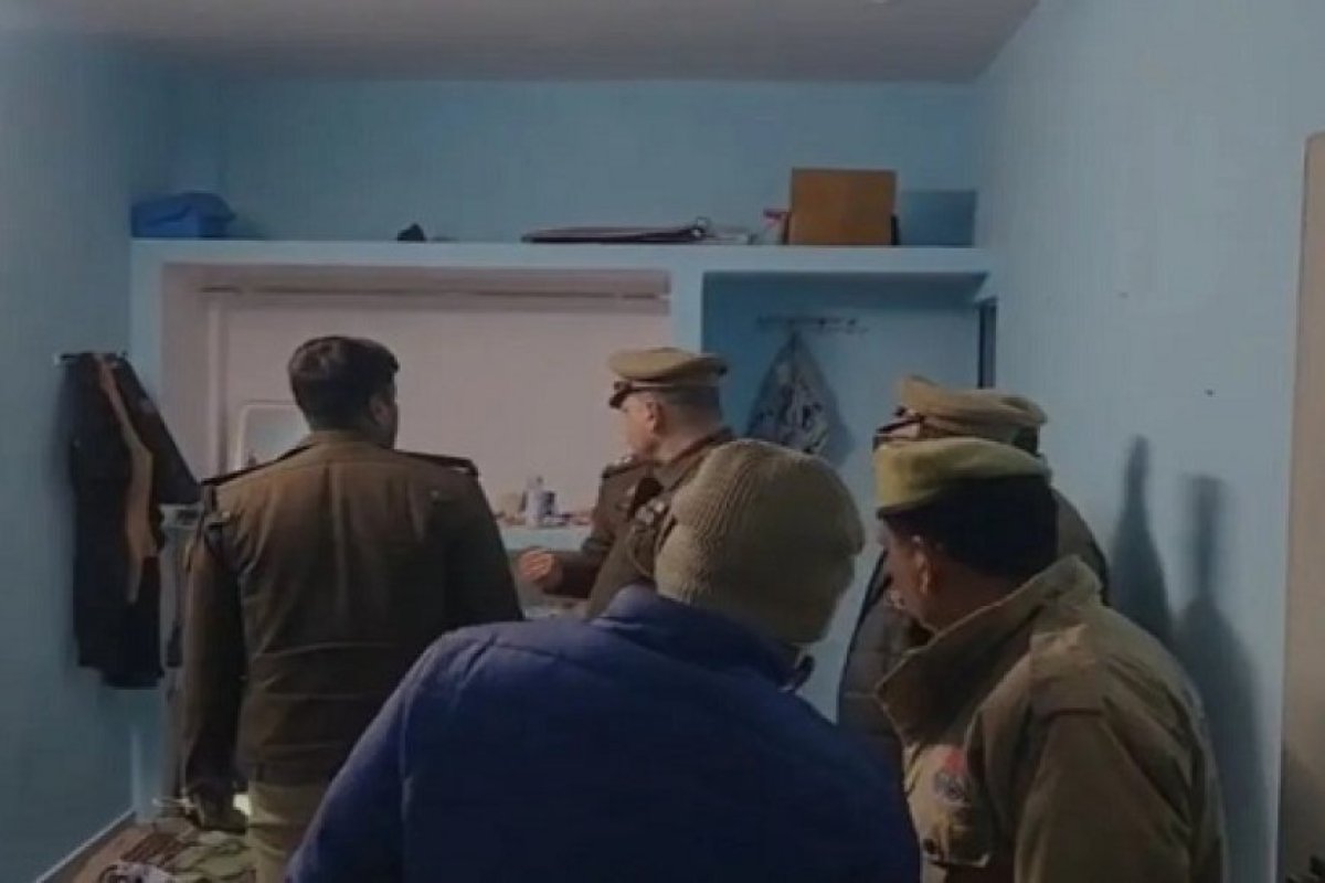 लखनऊ में UPSI परीक्षा की तैयारी कर रहे युवक की गोली मारकर आत्महत्या: दोस्त के कमरे में अवैध रिवॉल्वर से खुद को मारी गोली, पुलिस जांच में जुटी।