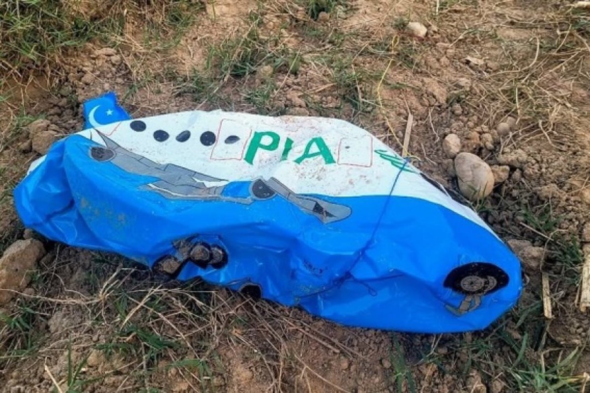 पुंछ जिले के मेंढर में PIA लोगो वाला विमान आकार का संदिग्ध गुब्बारा बरामद, सुरक्षा एजेंसियां जांच में जुटीं।