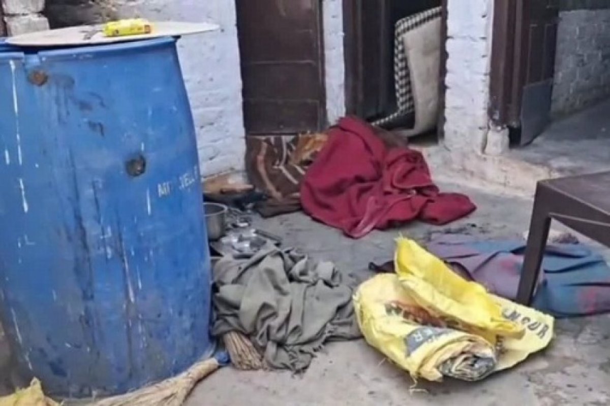 झांसी में नीले ड्रम जैसा खौफनाक कांड: रिटायर्ड रेलकर्मी ने प्रेमिका का गला घोंटा, शव को एक हफ्ते घर में छिपाया, फिर बेटे के साथ जलाकर टुकड़ों में बक्से में फेंकने की कोशिश।