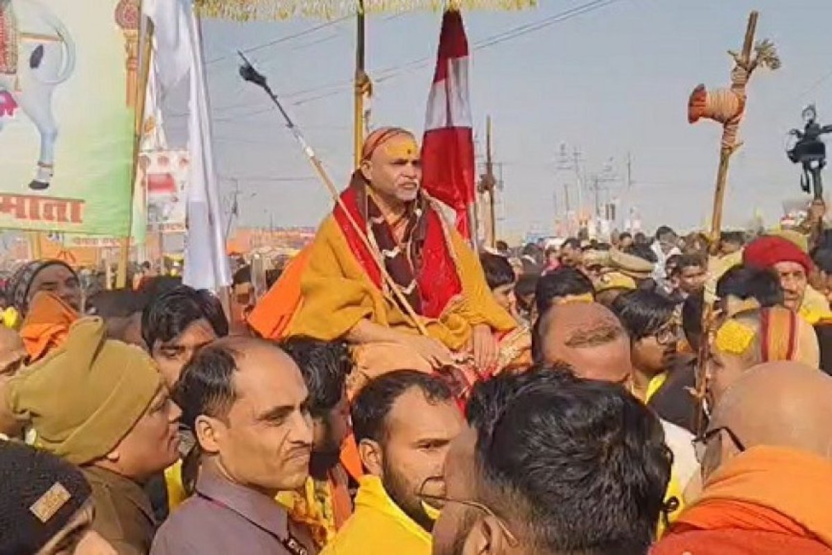 प्रयागराज माघ मेला में शंकराचार्य विवाद तूल पकड़ा, मेला प्राधिकरण ने स्वामी अविमुक्तेश्वरानंद को शंकराचार्य पद प्रमाण मांगते हुए भेजा नोटिस। 