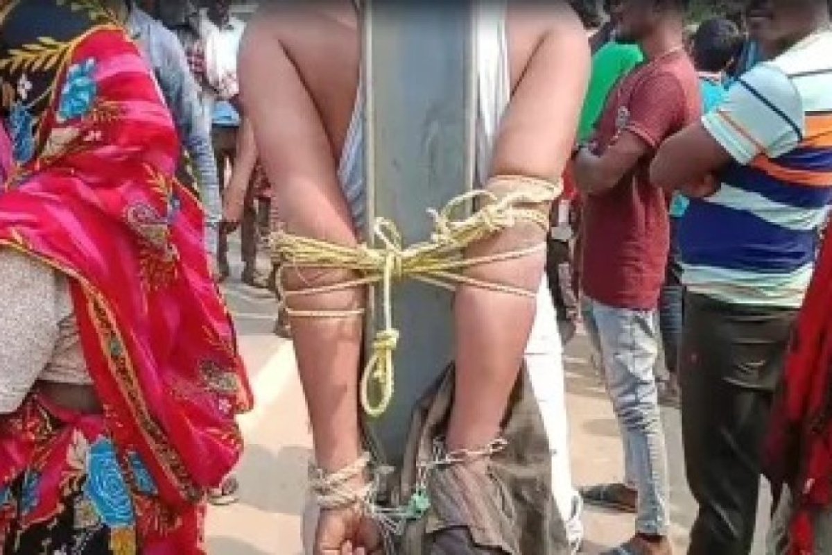 ओडिशा के बालासोर में SBI ग्राहक सेवा केंद्र मैनेजर पर भीड़ का हमला, बिजली खंभे से बांधकर की गई बेरहमी से पिटाई।