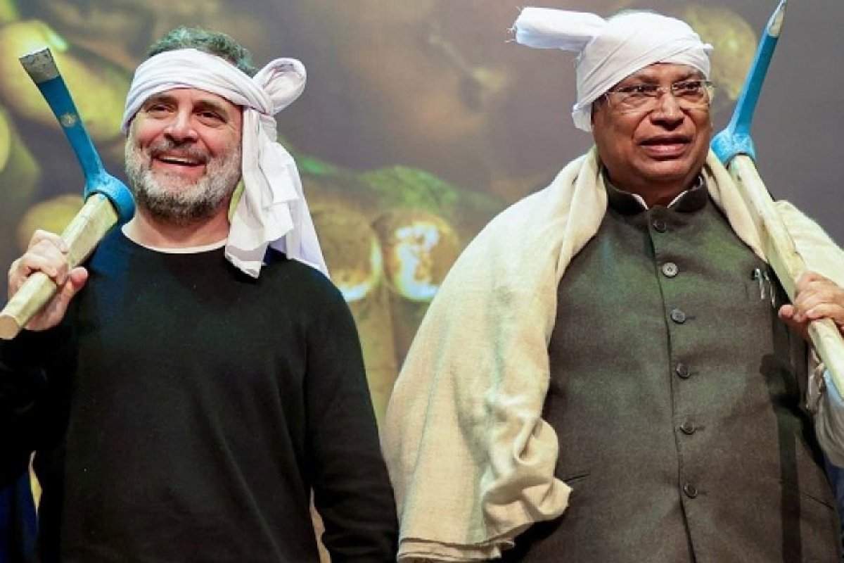 राष्ट्रीय मनरेगा श्रमिक सम्मेलन में राहुल गांधी का अनोखा अंदाज, सिर पर गमछा और हाथ में कुदाल लेकर मजदूरों के बीच खड़े हुए।