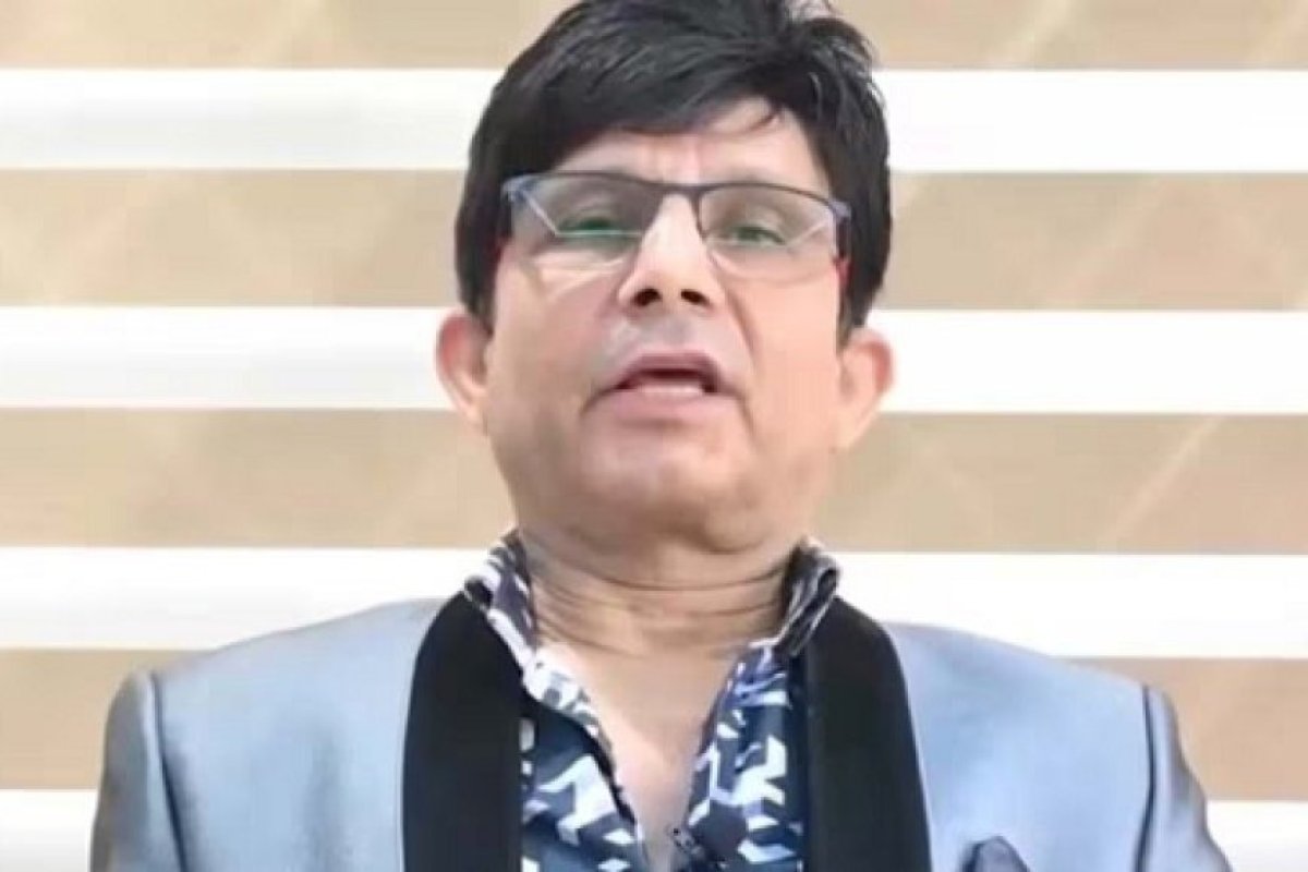 मुंबई के ओशिवारा में रिहायशी इमारत पर फायरिंग मामले में एक्टर कमाल राशिद खान गिरफ्तार, लाइसेंसी हथियार से चली गोलियां।