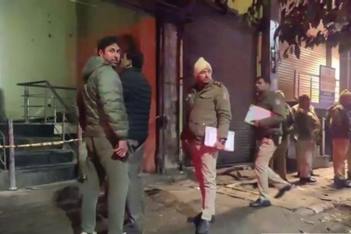 उत्तर पूर्वी दिल्ली के मौजपुर में मिस्टर किंग लाउंज एंड कैफे में फायरिंग, 24 वर्षीय फैजान की मौत, आरोपी ने पुरानी मारपीट का बताया कारण।