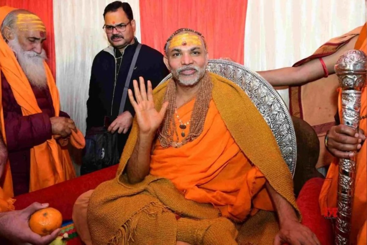 शंकराचार्य स्वामी अविमुक्तेश्वरानंद सरस्वती के शिविर के बाहर असामाजिक तत्वों द्वारा की गई जबरन घुसपैठ और हंगामा, लाठी-डंडों से लैस युवकों ने लगाए 'आई लव बुलडोजर बाबा' के नारे
