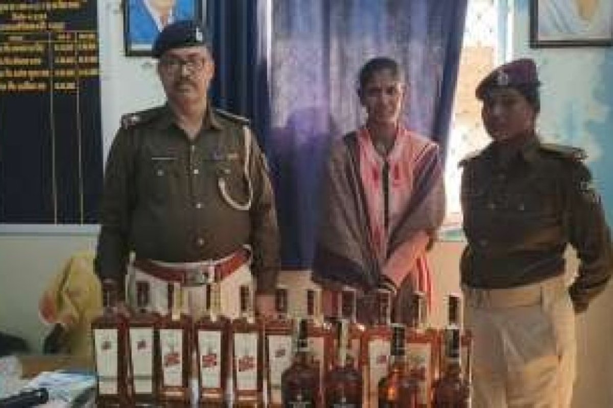 धनबाद की 'बुआ' का गेम ओवर, हर रोज ट्रेन से बिहार पहुंचाती थी शराब की बड़ी खेप, महिला गिरोह का जमुई में भंडाफोड़