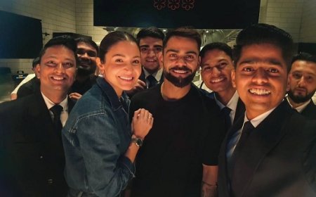 विराट कोहली और अनुष्का शर्मा ने दुबई में होटल स्टाफ के साथ मुस्कुराते हुए तस्वीरें खिंचवाईं, न्यू ईयर सेलिब्रेशन की झलकियां वायरल। 