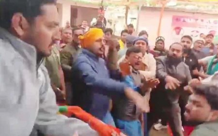 जिला स्तरीय समीक्षा बैठक के दौरान कांग्रेस नेताओं और कार्यकर्ताओं के बीच जमकर मारपीट। 