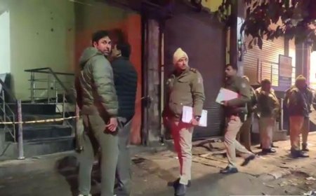 उत्तर पूर्वी दिल्ली के मौजपुर में मिस्टर किंग लाउंज एंड कैफे में फायरिंग, 24 वर्षीय फैजान की मौत, आरोपी ने पुरानी मारपीट का बताया कारण। 