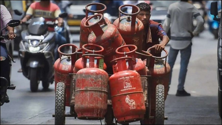 नए साल की शुरुआत में कॉमर्शियल LPG सिलेंडर के दामों में 111 रुपये की बढ़ोतरी, घरेलू सिलेंडर की कीमतें अपरिवर्तित। 