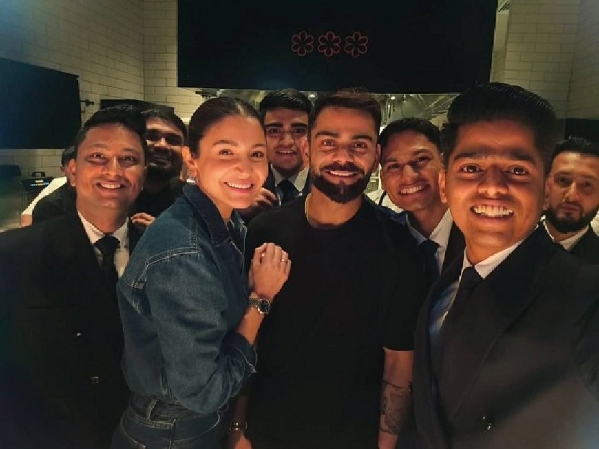 विराट कोहली और अनुष्का शर्मा ने दुबई में होटल स्टाफ के साथ मुस्कुराते हुए तस्वीरें खिंचवाईं, न्यू ईयर सेलिब्रेशन की झलकियां वायरल। 