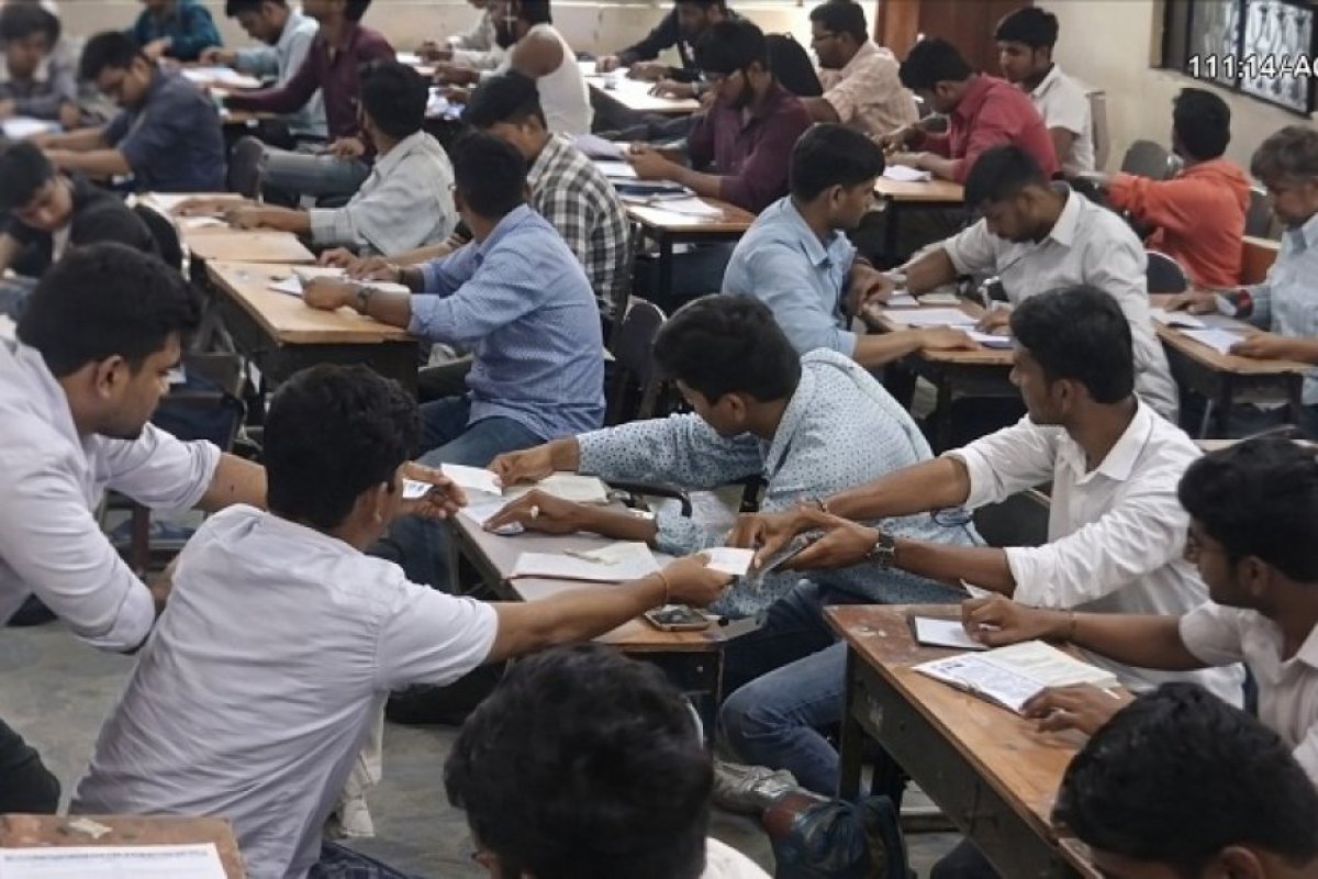 छत्रपती संभाजीनगर में बारावी परीक्षा के पहले पेपर में सामूहिक नकल: सीसीटीवी में कैद, 19 कर्मचारियों पर निलंबन। 