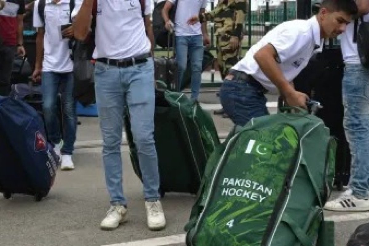 पाकिस्तानी हॉकी टीम को कैनबरा पहुंचने पर सड़क पर गुजारनी पड़ी रात: होटल बिल नहीं चुकाया जा सका, धनाभाव में बुकिंग रद्द