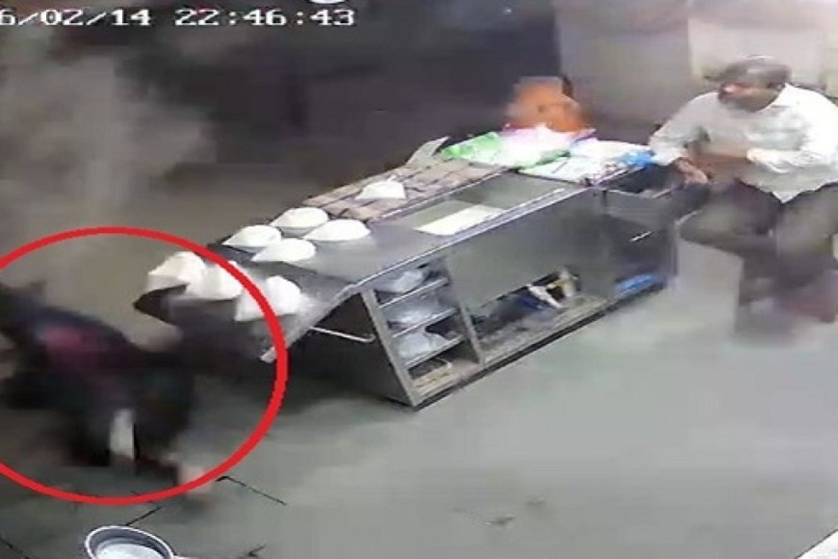 नवविवाहिता महिला बिल्डिंग से नीचे गिरी, बालकनी में कपड़े सुखाते समय संतुलन बिगड़ा; घटना CCTV में कैद।