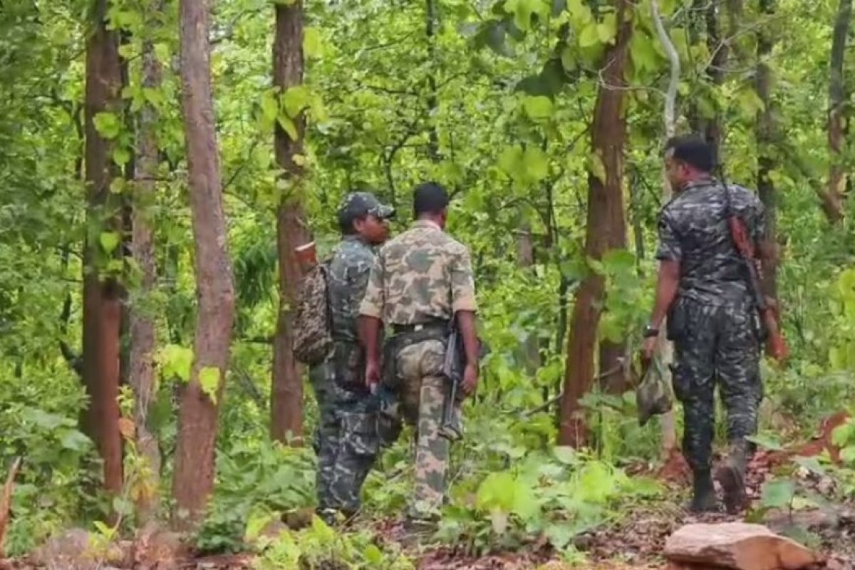 झारखंड के सारंडा जंगल में नक्सली आईईडी विस्फोट, CRPF कोबरा के दो जवान घायल, एक की हालत गंभीर, सुरक्षा बलों ने इलाके में तेज किया सर्च ऑपरेशन