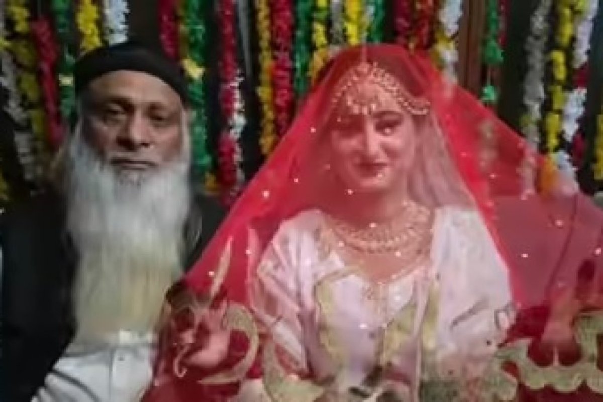 पाकिस्तान में 70 साल के दूल्हे और 22 साल की दुल्हन की शादी ने मचाया हंगामा।