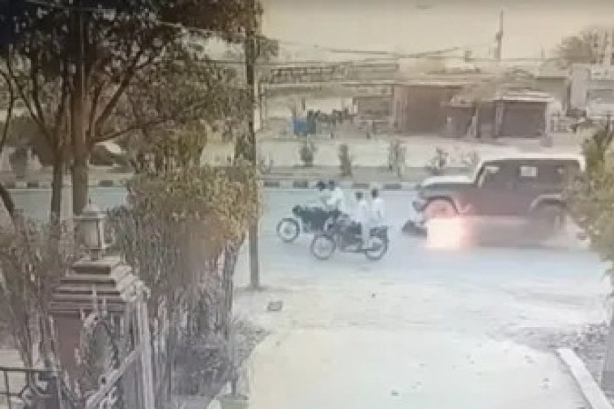 पेट्रोल पंप पर बिना पैसे दिए ही फरार हुआ थार चालक, पीछा करने पर सेल्समैन की बाइक को 5 से 10 किलोमीटर तक घसीटा, वीडियो वायरल।