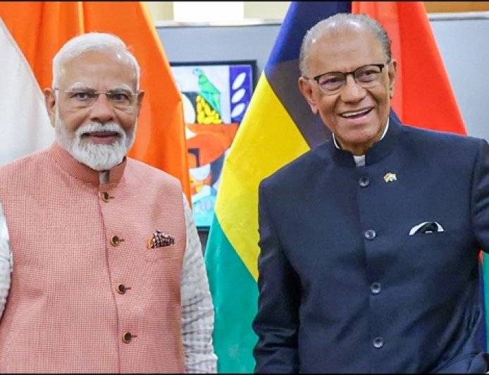 पीएम मोदी को मॉरीशस पीएम रामगुलाम का फोन, भारत-मॉरीशस संबंधों की प्रगति पर चर्चा और दिल्ली में जल्द मुलाकात।