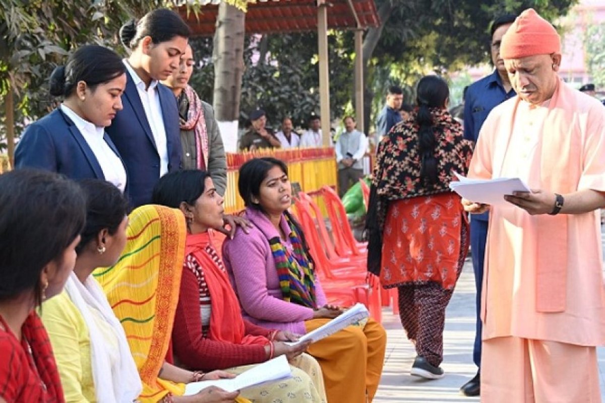 मुख्यमंत्री योगी का जनता दर्शन: गंभीर बीमारियों के इलाज के लिए तत्काल आर्थिक सहायता के निर्देश, किसी को न हों परेशान