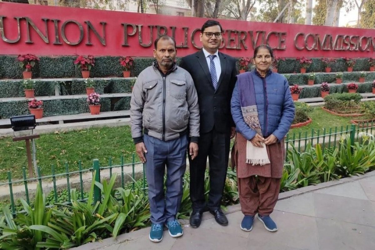 हरदोई के किसान के बेटे ने रचा इतिहास: IIT से पढ़ाई, नौकरी छोड़ी और बन गए IAS — जानिए हरदोई के योगेंद्र कुमार सिंह की प्रेरणादायक कहानी।