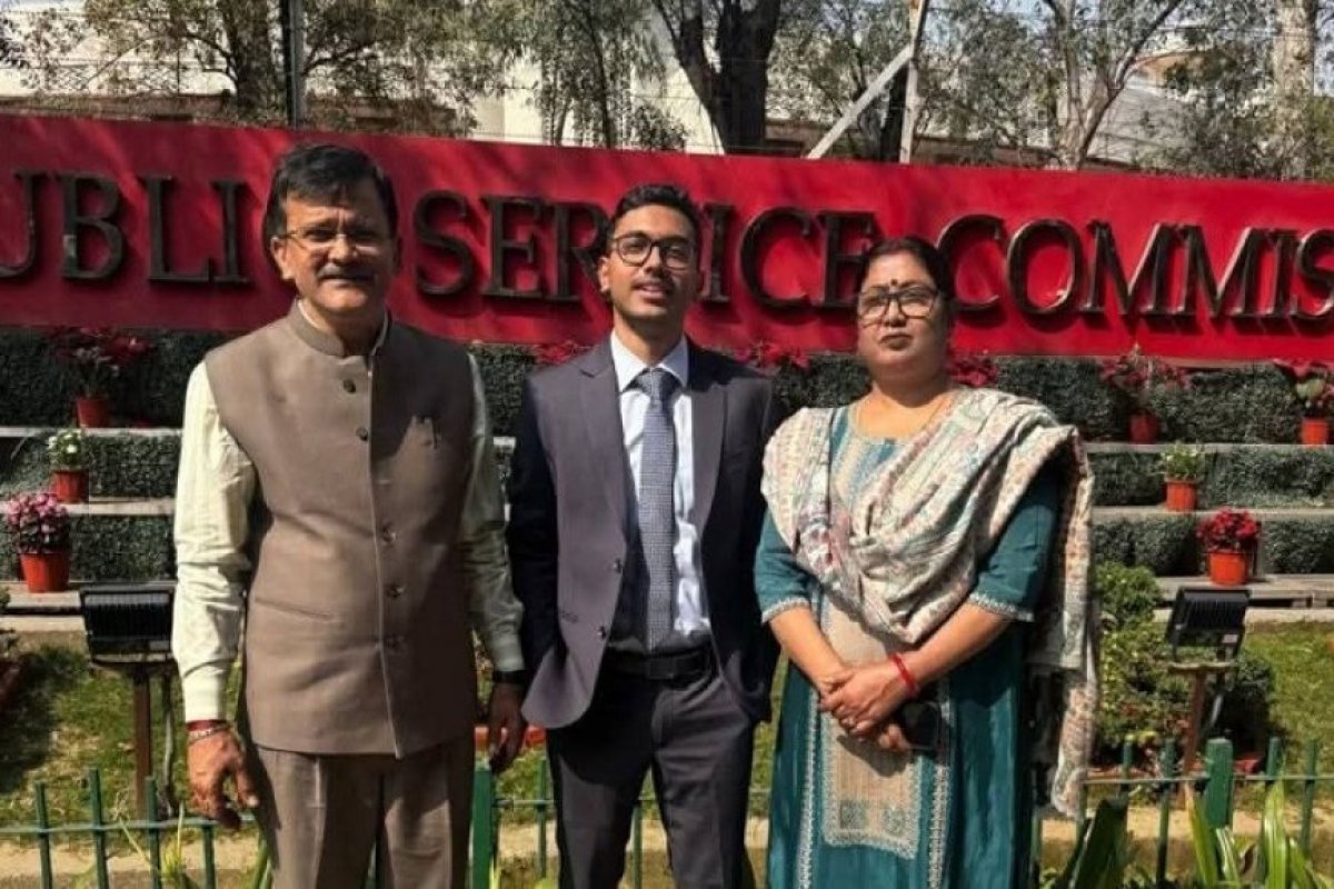 Bihar: समस्तीपुर के अभिषेक सिंह चौहान ने पहले ही प्रयास में UPSC में हासिल की 102वीं रैंक, गांव में खुशी की लहर।