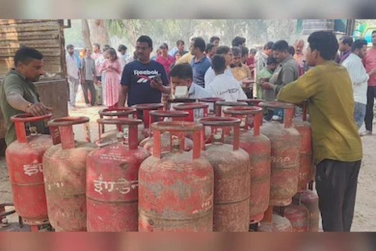 बॉम्बे हाई कोर्ट ने LPG सप्लाई कमी पर केंद्र और प्राइवेट फर्म को नोटिस जारी किया।