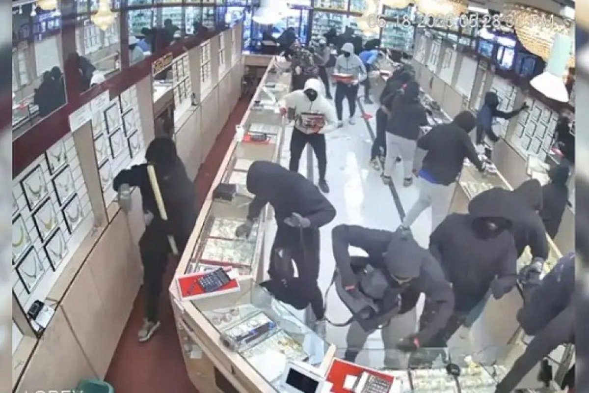 कैलिफोर्निया में भारतीय मूल के ज्वेलरी शोरूम में 14 करोड़ की लूट, फ्रेमोंट के कुमार ज्वेलर्स में मास्क पहने डकैतों ने 70 सेकंड में की चोरी।