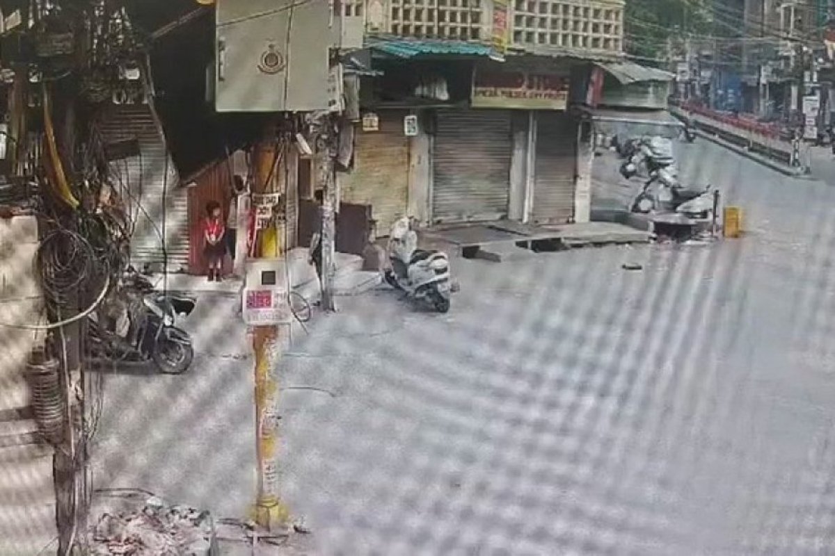 दिल्ली के कृष्णा नगर में बेखौफ बदमाशों का तांडव: स्कूल बस का इंतजार कर रही महिला से दिनदहाड़े लूट।