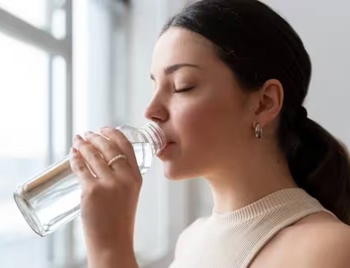 सुबह खाली पेट बिना कुल्ला किए पानी पीना: स्वास्थ्य के लिए वरदान या अनजाने में बढ़ाता नुकसान?।