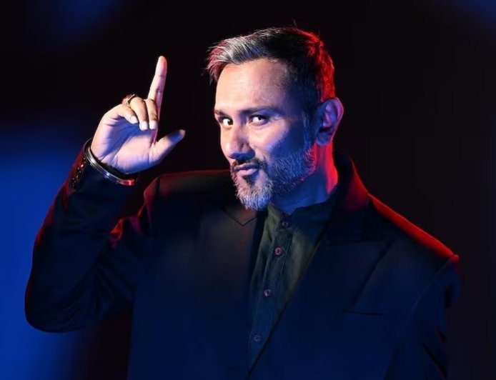 हनी सिंह के मुंबई कॉन्सर्ट में सुरक्षा नियमों की भारी अनदेखी: अवैध लेजर लाइट और भारी भीड़ के कारण आयोजकों पर दर्ज हुई एफआईआर।