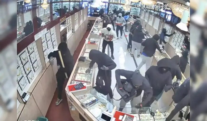 कैलिफोर्निया में भारतीय मूल के ज्वेलरी शोरूम में 14 करोड़ की लूट, फ्रेमोंट के कुमार ज्वेलर्स में मास्क पहने डकैतों ने 70 सेकंड में की चोरी। 