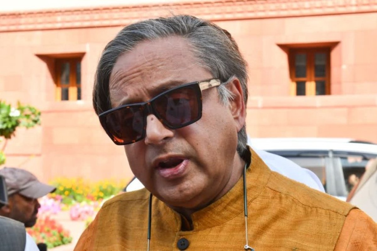 केरल के मलप्पुरम में शशि थरूर के काफिले पर हमला, बीच सड़क पर रोकी गाड़ी, उपद्रवियों ने गनमैन को भी पीटा।