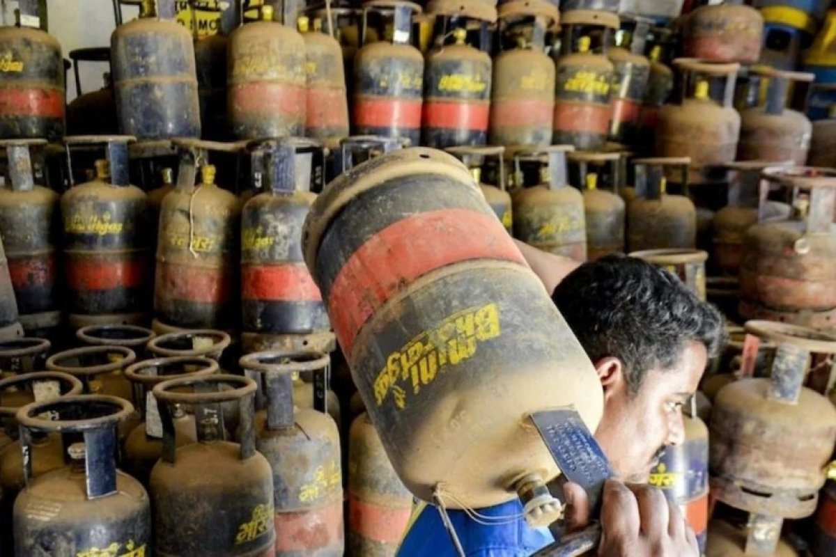 राजधानी के 'हॉटस्पॉट' में हाहाकार: मुखर्जी नगर और राजेंद्र नगर के छात्रों के लिए पढ़ाई से बड़ी हुई गैस की तलाश।