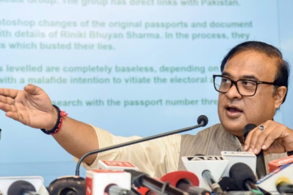 असम में 'पासपोर्ट गेट' पर सियासी संग्राम: पवन खेड़ा के दिल्ली आवास पर असम पुलिस की छापेमारी।