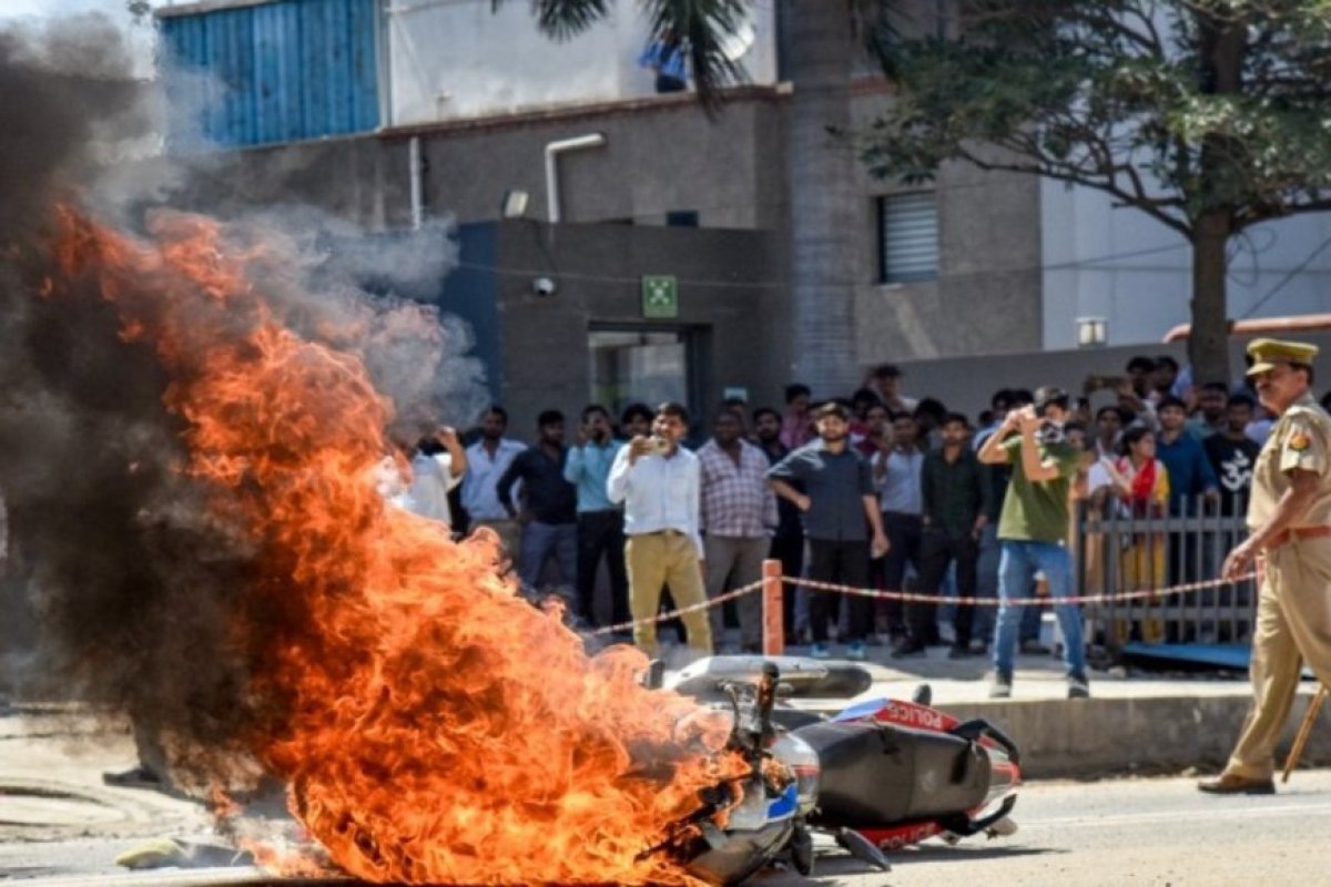 नोएडा में भारी पुलिस छावनी के बीच मजदूरों का विरोध प्रदर्शन: चप्पे-चप्पे पर फोर्स तैनात, घरों से निकलते ही घेराबंदी.