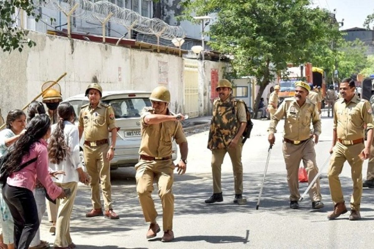 नोएडा के श्रमिकों के लिए खुशखबरी: योगी सरकार ने न्यूनतम मजदूरी में की भारी वृद्धि, वेतन में 3000 रुपये तक का उछाल।
