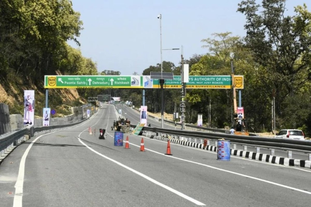 दिल्ली-देहरादून एक्सप्रेसवे पर रफ्तार का नया मानक: कारों के लिए 100 किमी/घंटा की गति सीमा तय, भारी वाहनों को चलना होगा संभलकर।