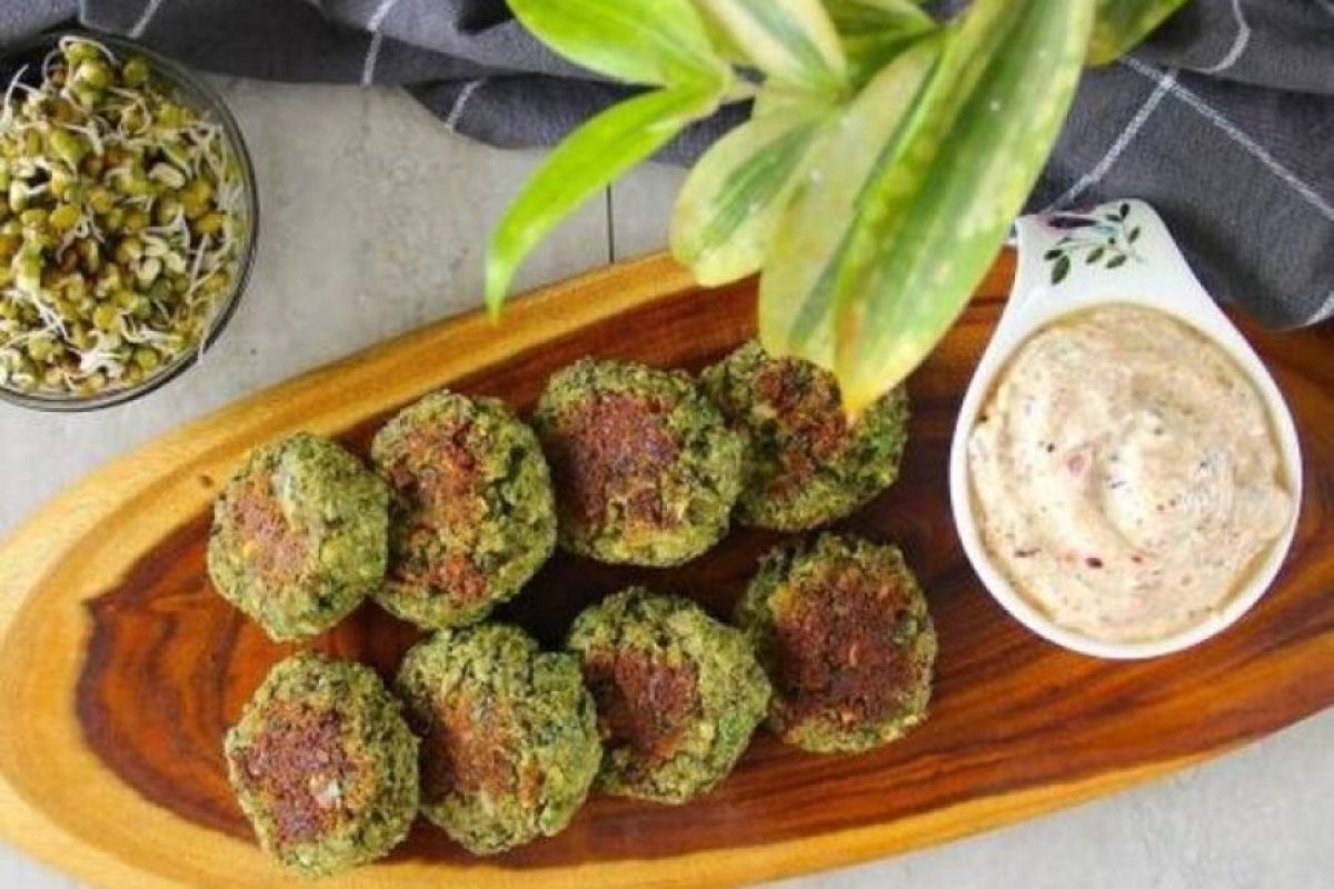 सुबह के नाश्ते के लिए प्रोटीन का पावरहाउस: घर पर आसानी से बनाएं अंकुरित मूंग और हरे प्याज की लाजवाब टिक्की।